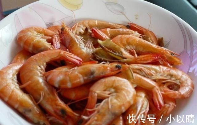 酒店|大虾以后别再吃水煮了,酒店大厨教你做法,5斤不够吃,1盘接1盘