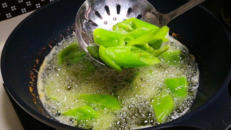 做青椒炒肉,最忌直接下锅炒,教你正确做法,香辣更入味,真解馋