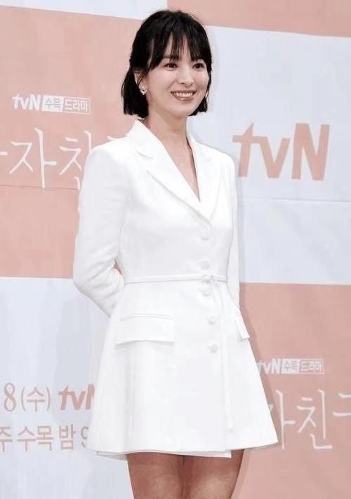 西装裤已经失宠了，今年流行的是“西装裙”，不少明星都在穿