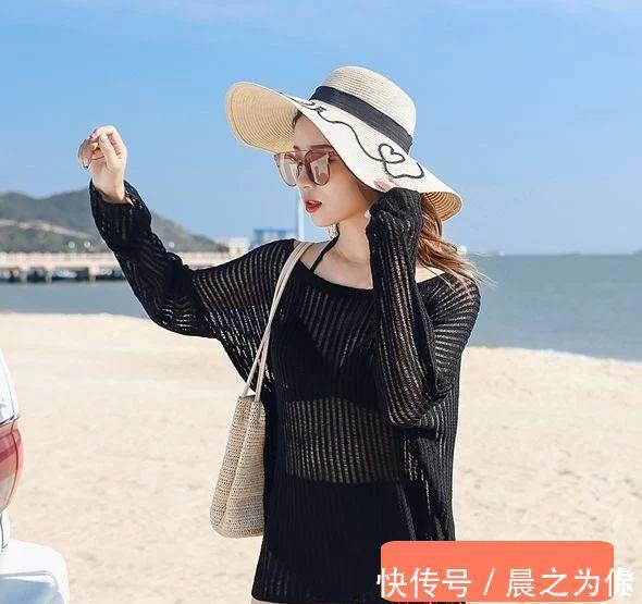 美女|迷人的比基尼美女端庄典雅，露出迷人马甲线，坚持运动或是关键