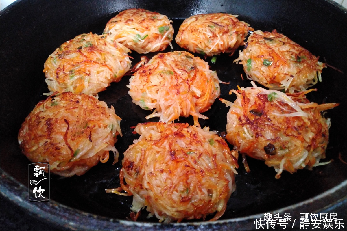 1个土豆,1个胡萝卜,不加面,不加水,做成菜饼子,一盘吃饱