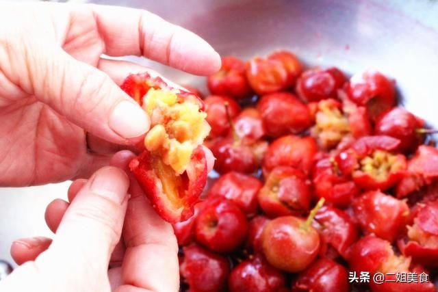 秋天|秋天山楂便宜，买几斤在家做山楂糕，酸甜可口，不用出去买