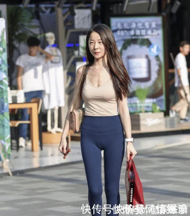 美女 打底裤柔软舒身使得女性的整体气质变得“高雅”,时尚女神感觉