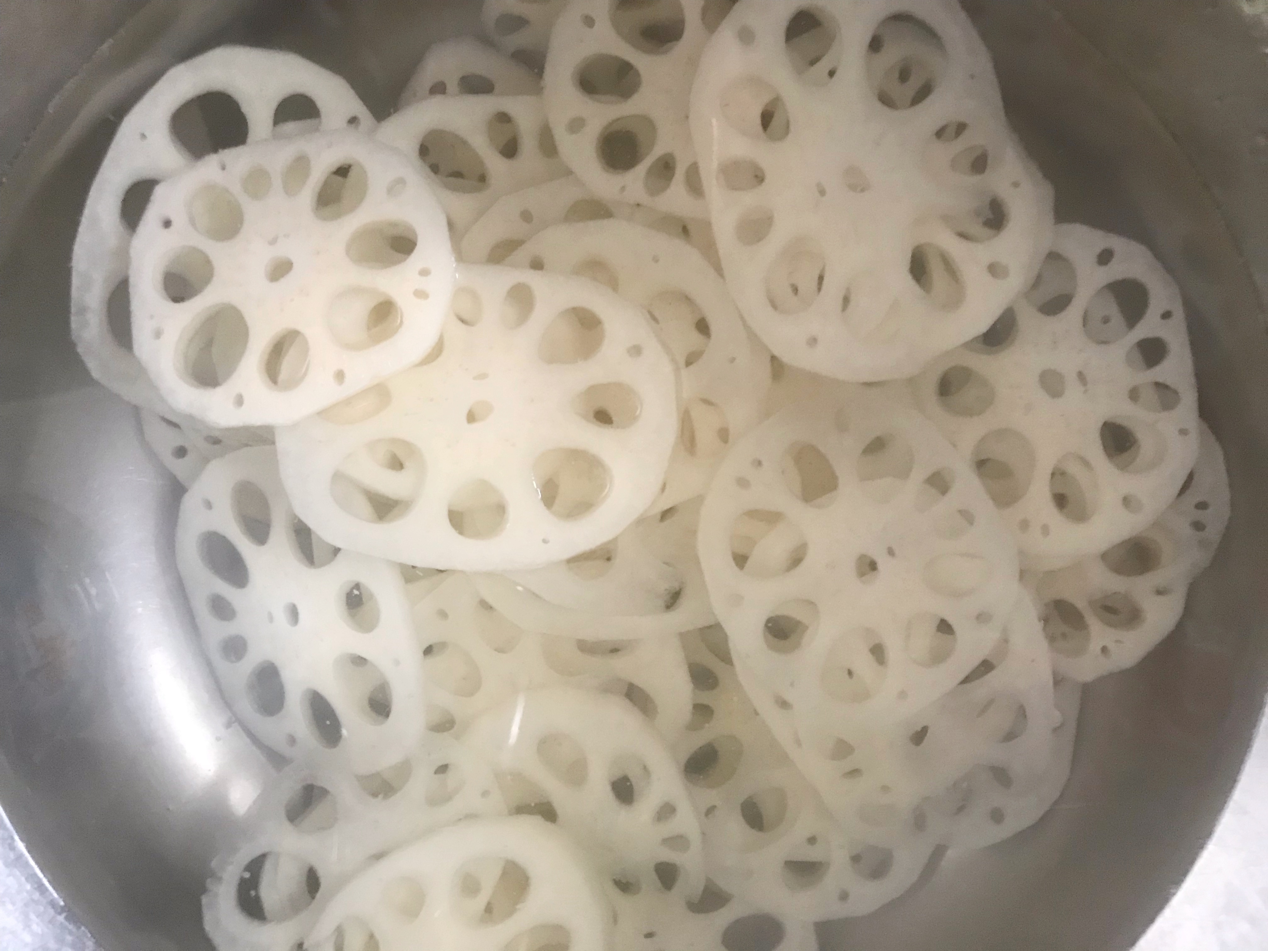 炒莲藕下锅就变黑,老厨师教你1招,加点它,莲藕白净还入味