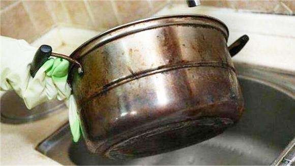 不锈钢锅底厚厚一层油污,用蛮劲小心锅底,还不如用几个巧方法