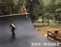 |搞笑GIF：姑娘这一跳太突然 我都觉得不好意思了