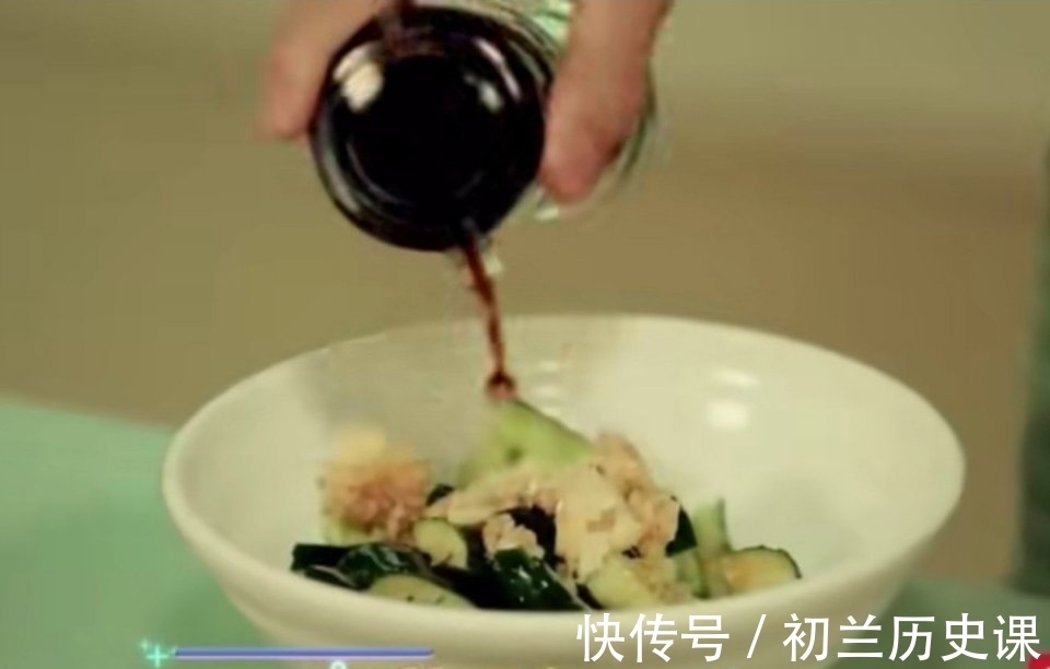 水枪|王一博一直忽悠枫哥下水游泳,《街舞4》8月14日开播,王队长来了