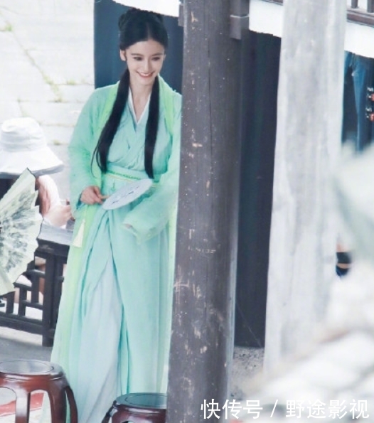 cos|baby录制综艺《萌探》,cos青蛇造型好绝,网友:杨紫有压力了