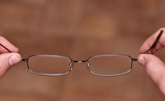 再三提醒:脑供血不足的人,身体常见5个表现,一发现尽快去检查