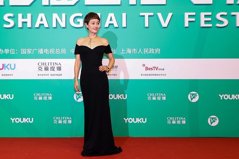 露肤|马伊琍生图也很有女人味, 穿黑裙配“放射状”亮面, 高级又时髦