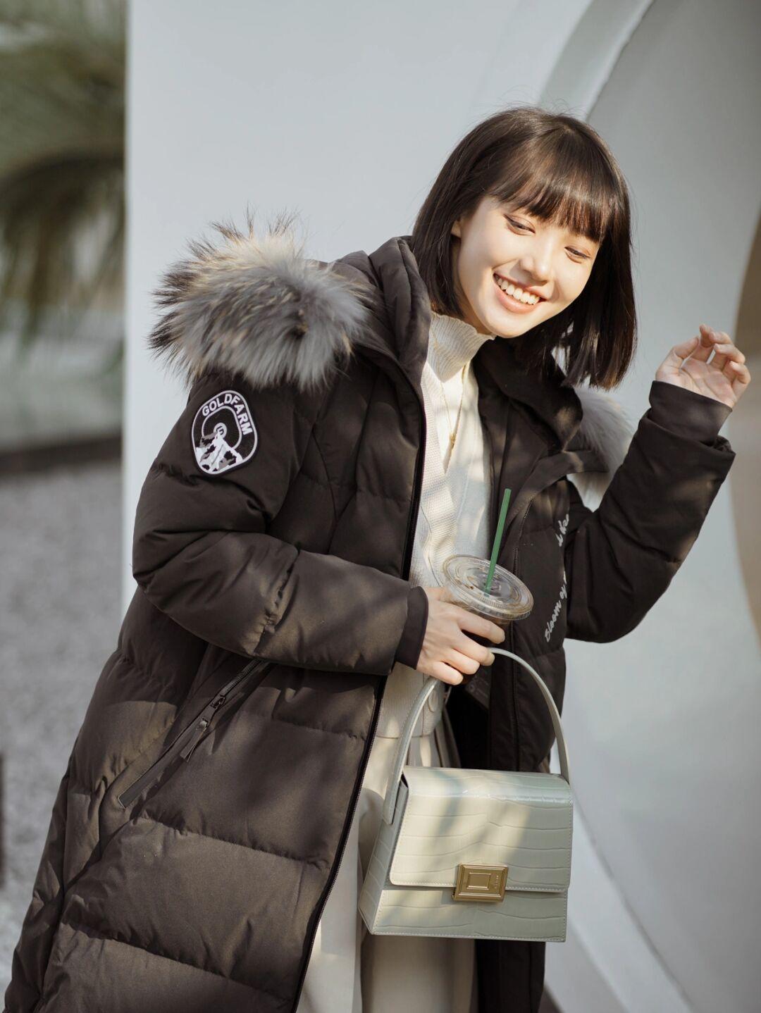 大长腿|冬季别当“反季节战士”,羽绒服必不可少,保暖又时尚