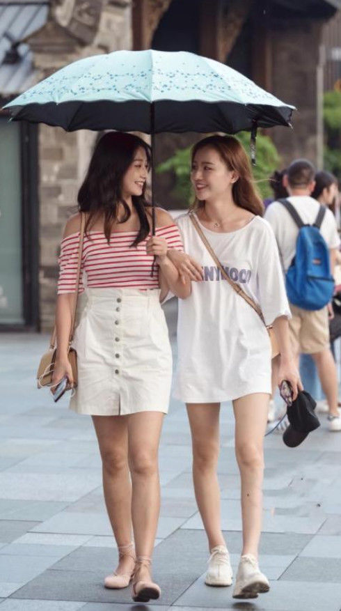  出行|街拍：身材完美的小姐姐穿一身黑色的衣服出行，气质显得不同凡响