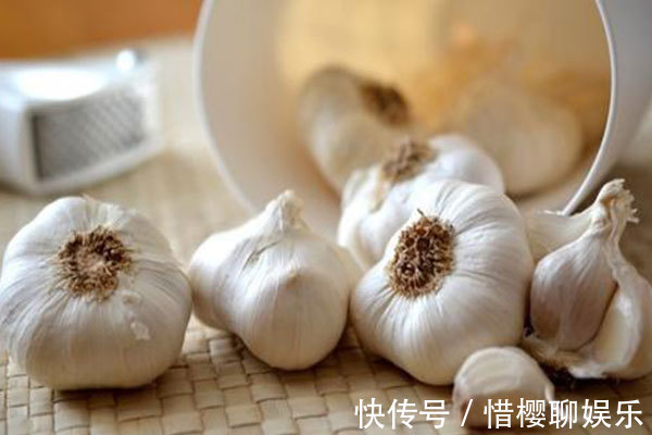 鱼胆|喉咙被鱼刺卡住了别再傻傻喝醋,教你2招,让鱼刺自己跑出来!