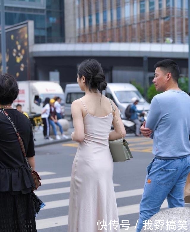  美女裙子选的“合适”，穿在身上，完全不担心掉价