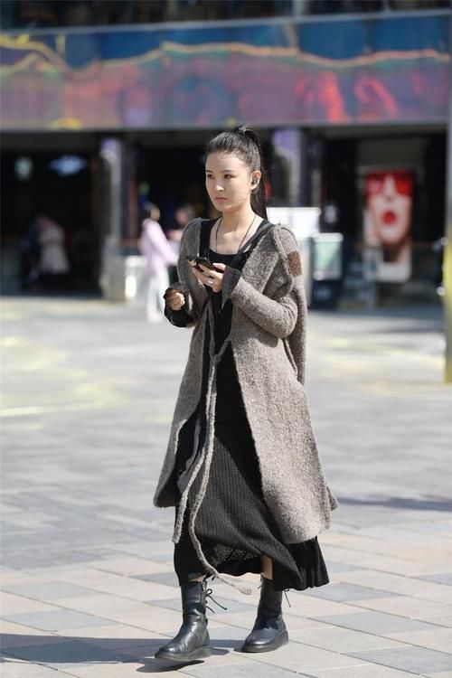 小姐姐穿黑色长款连衣裙,搭配浅灰色羊绒大衣,显得人很清秀!