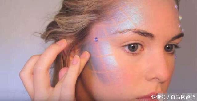 女孩为追求时尚，竟用渔网袜来化妆，取下丝袜后效果令人惊艳！