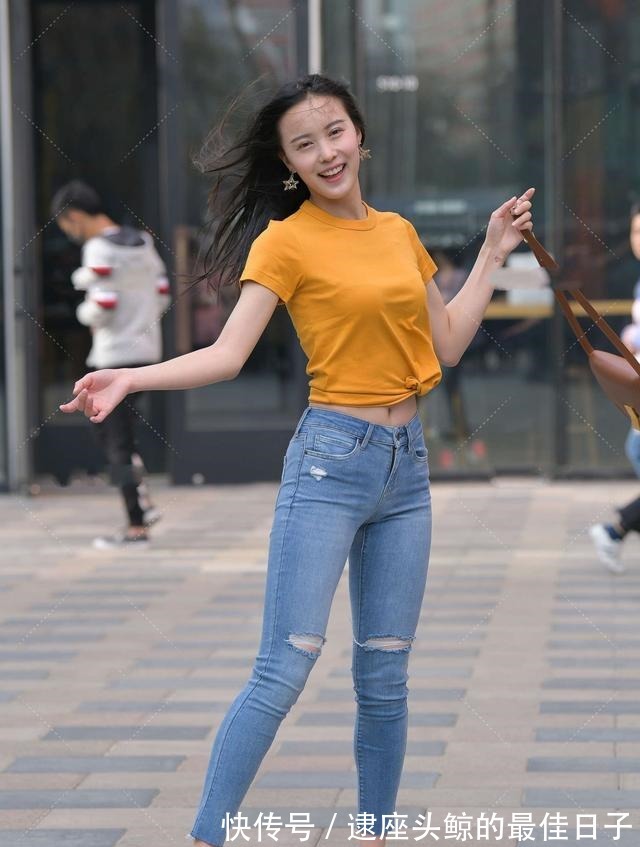 身材比例 活力满满橙色T恤,搭配浅蓝牛仔裤,营造纯真青春感!