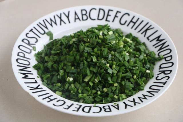 米饭鸡蛋饼|韭菜鸡蛋新吃法,比韭菜盒子简单,比煎饼好吃,早餐连吃3天不腻