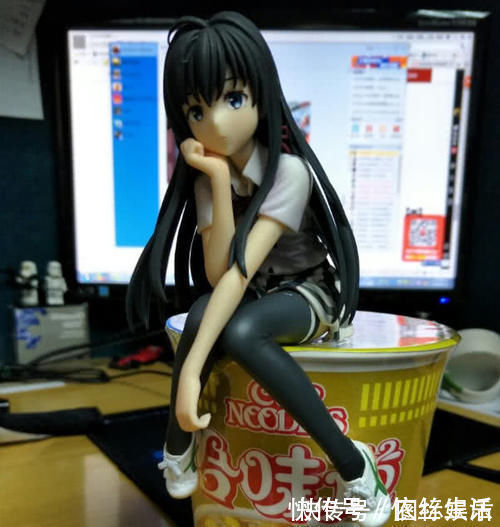 手办|网友晒出压泡面的手办,跪式长谷部忍了,这么可爱的妹子你咋忍心