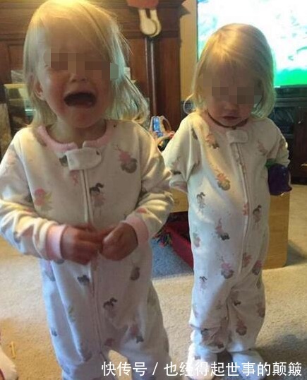 形影不离|双胞胎姐妹花手牵手一起出生,如今2岁了,两个人依旧是形影不离