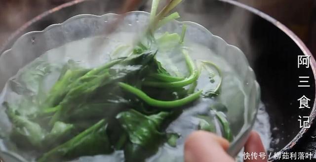 解馋|菠菜吃了30年,还是这样做最解馋,我家一周吃7次,开胃又下饭!
