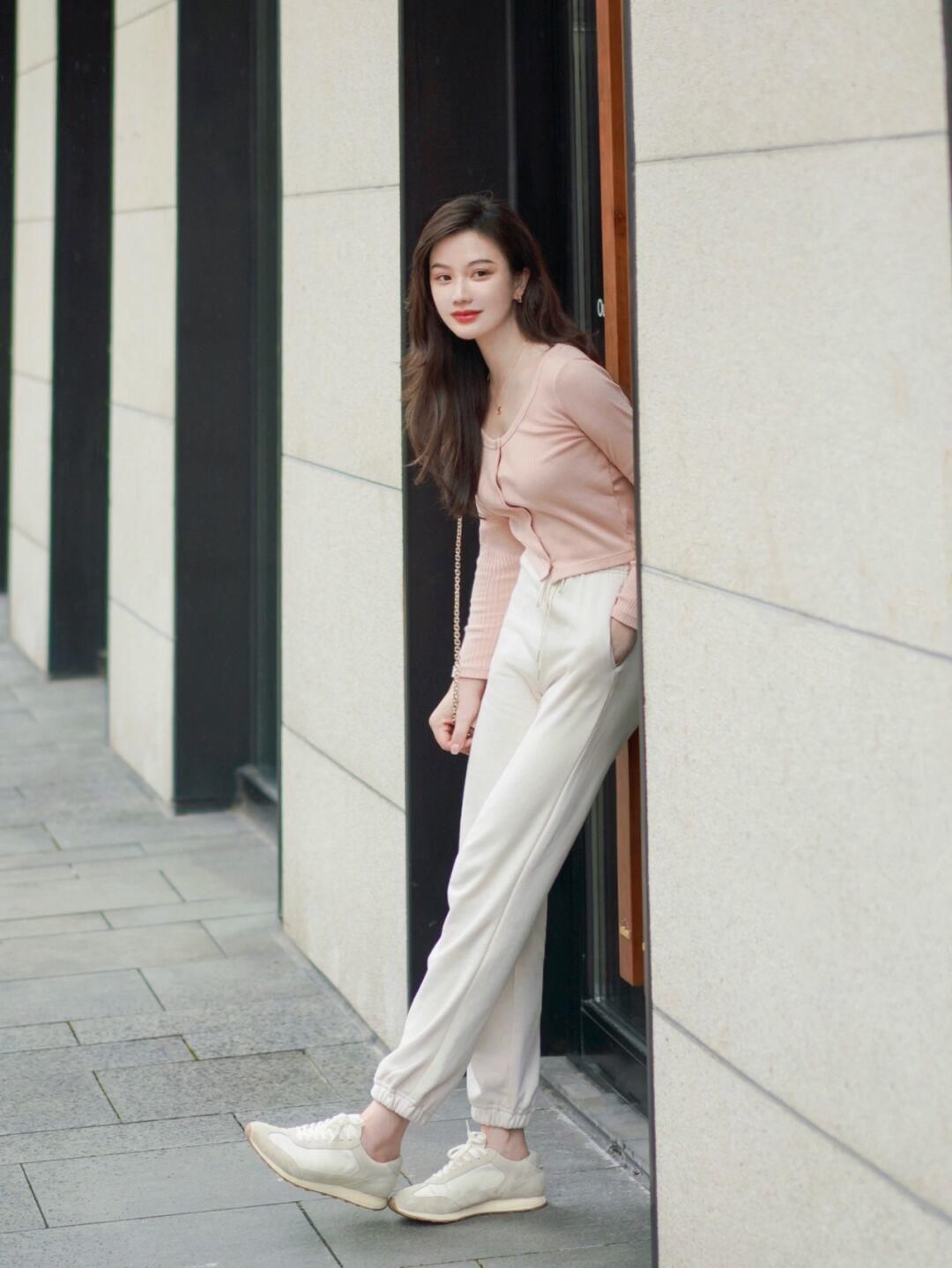 牛仔裤|针织衫选对颜色很重要，浅紫色针织衫+灰色运动裤，温柔又气质