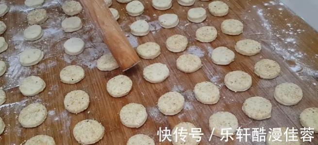 做法|小小芝麻发面饼的简单做法，半袋牛奶来帮忙，营养丰富吃不腻