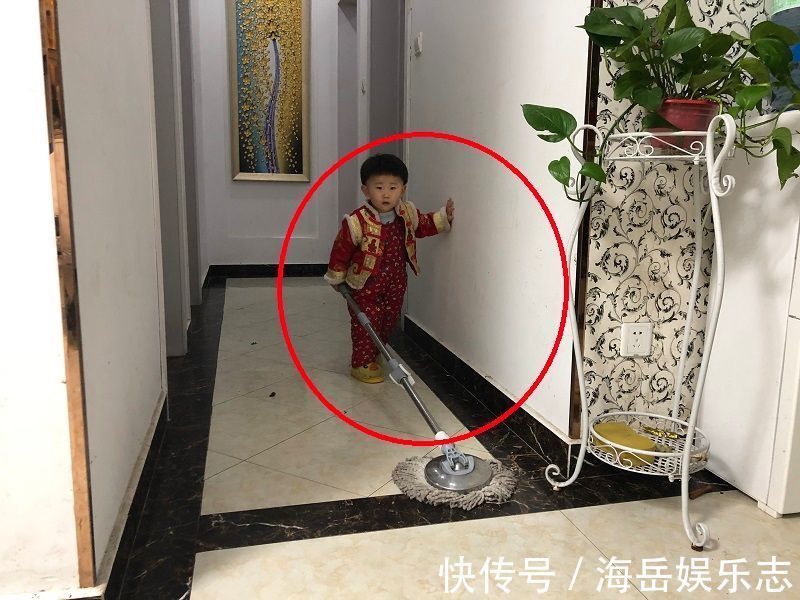 家务|娃睡了,妈妈“抢时间”忙家务,回头看到娃的举动,瞬间泪崩!
