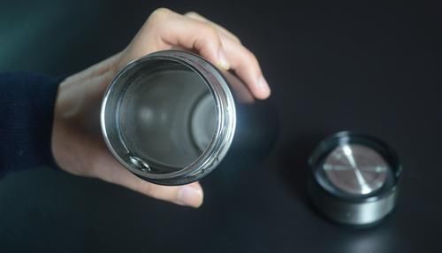 食用碱|保温杯脏了不好洗？教你用一秘招，洗完就和新买的一样干净，很实用