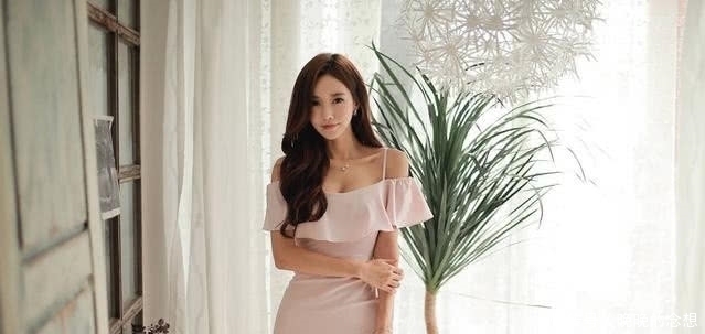 一款俏美的连衣裙，让你秀出不羁风采