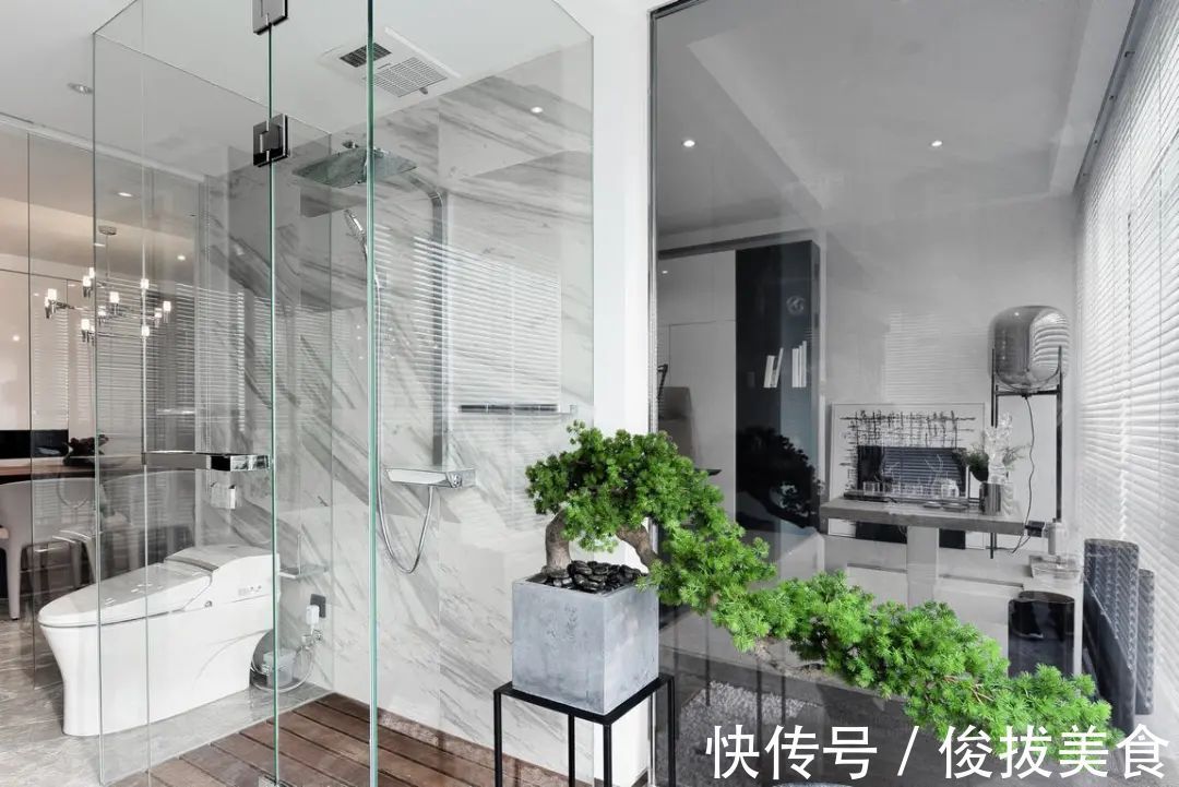 优雅|180㎡现代简约,卫生间用玻璃墙?设计太大胆!是否有点奔放?