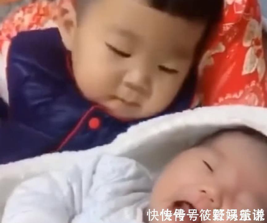 动画片|听见弟弟大闹,4岁宝宝做出的反应,网友:智商高