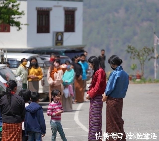 爱情故事|不丹王后罕见换发型好惊艳！盘发超美，却被身边不丹公主抢了风头