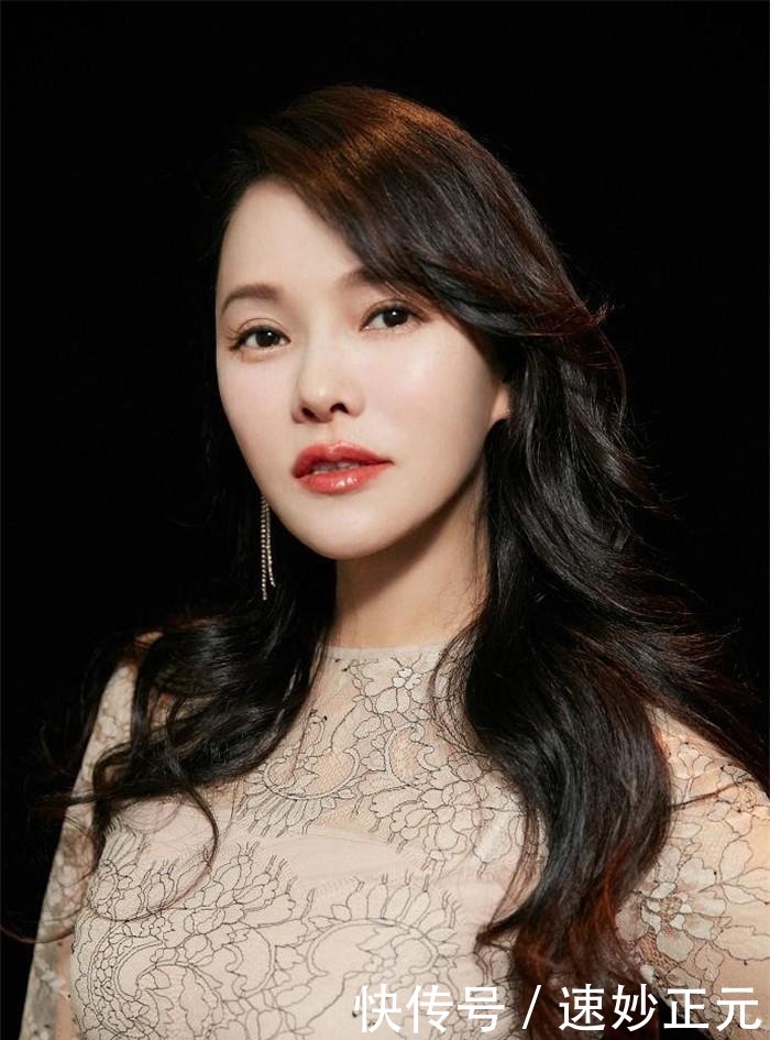 50岁左右的女人，发型不要留羊毛卷和黑长直，这些更洋气