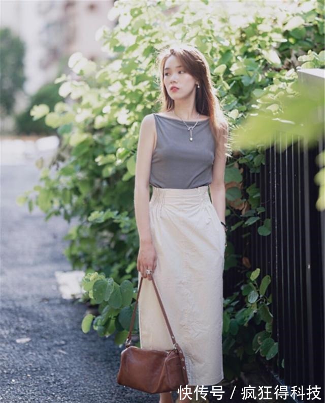 半身裙 百褶裙过时了,今夏流行“A字长裙”,配上这款低跟鞋,太洋气了!