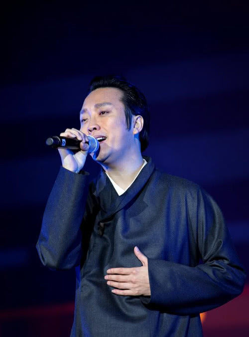 因穷放弃学业的他,28岁在星光大道走红,现在41岁还是单身