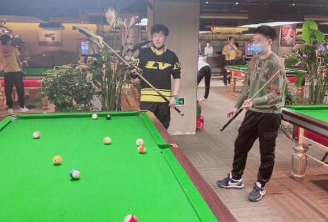 零零后|王楚钦再晒近照!一身潮服却被球迷调侃:帅是很帅,这头也是真大