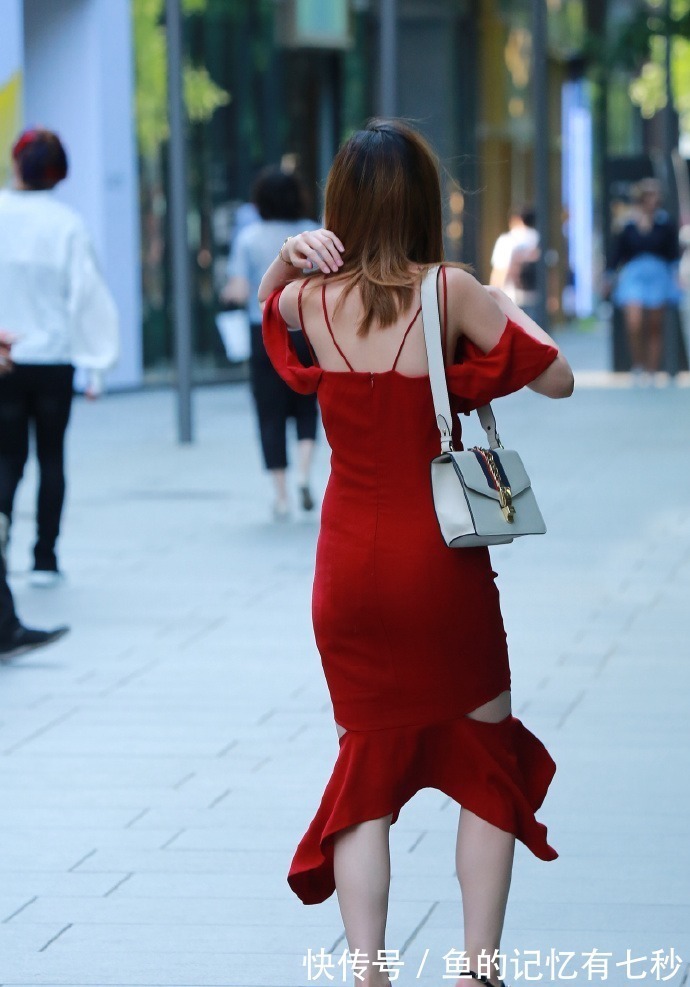 裙子 裙子都穿出“破洞”了,还笑的这么开心,这心是真大