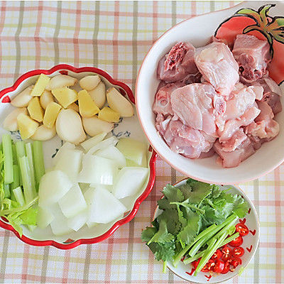 香到人人夸的「啫啫鸡煲」鲜嫩多汁,怎么能这么好吃