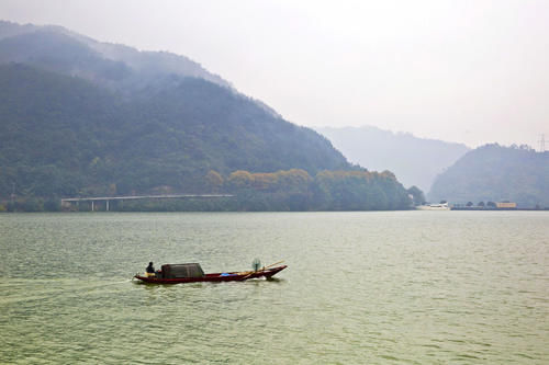 水中有山，山绕水生，水行山中，富春江一幅淡雅的水墨画卷