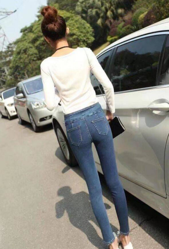 街拍|美女街拍：个性穿搭的紧身牛仔裤小姐姐，清爽可爱美丽动人