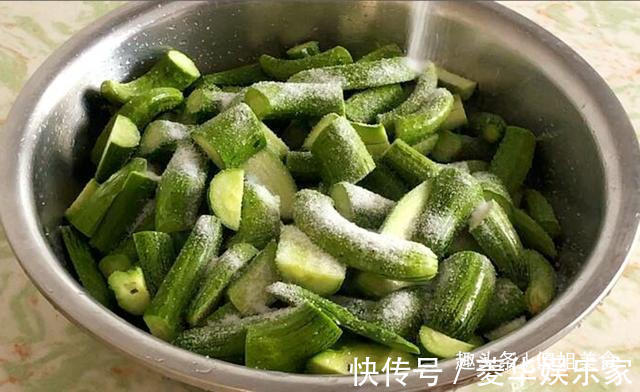 腌黄瓜时，直接加盐腌是大错特错！多加1步，黄瓜香脆又好吃