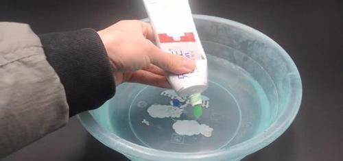 牙膏|牙膏加维生素E洗脸,解决了很多男人女人的困扰,看完涨知识了