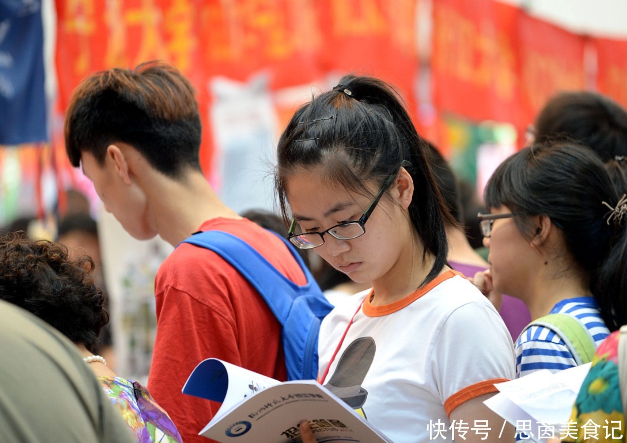 今年高考最幸运考生，392分“捡漏”考上重点大学，全家人都笑了