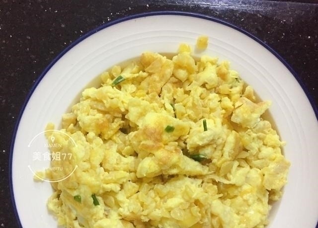 老公请同事来家里吃饭，花650元准备8道菜，同事却说下次不敢来