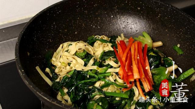 一道家常千张炒菠菜,清淡少油,步骤简单,特地道的农家菜