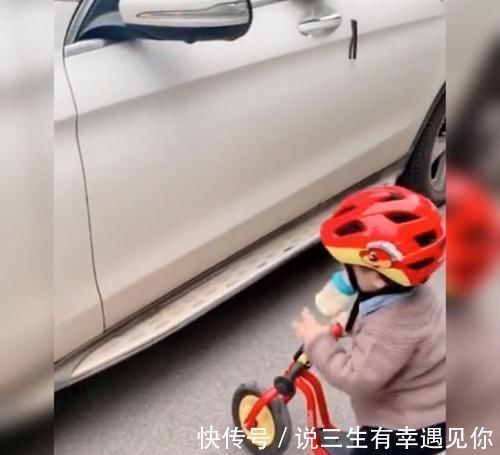 驾驶证|萌娃“奶驾”碰到开车回家的爸爸意外走红,网友:建议吊销驾驶证