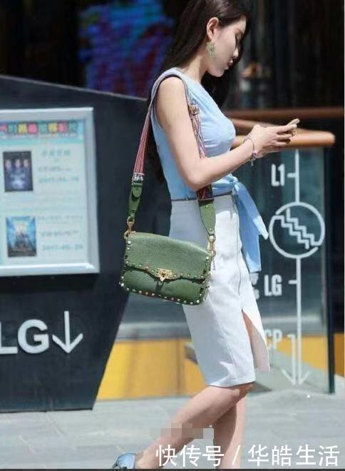 身材高挑|街拍：俊美气质型的美女，走心搭配清新美丽经典又不失时尚！