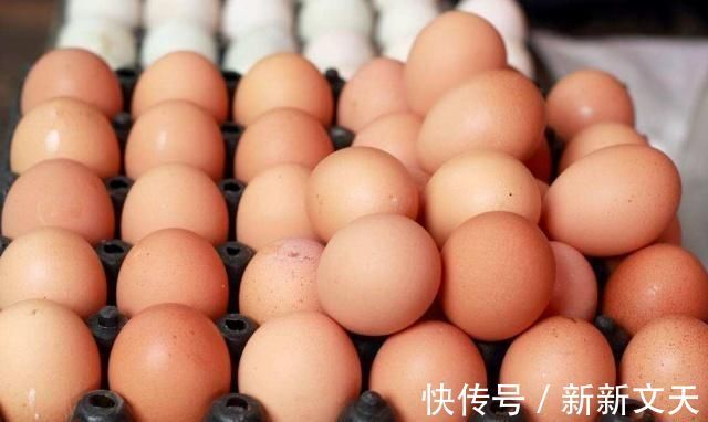 买鸡蛋时，到底该挑红皮还是白皮？饲养员透露：挑错等于白花钱