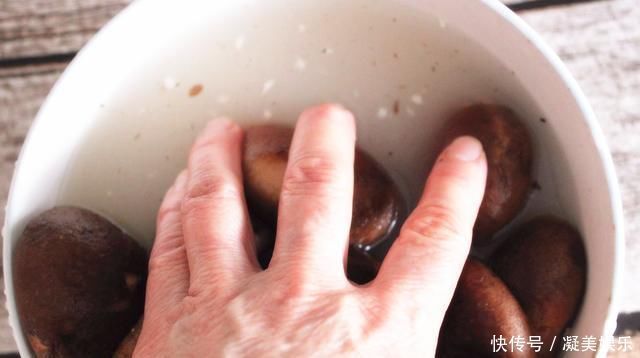 清水洗香菇,和没洗一样,教您一招,脏东西和小虫子自动溜走
